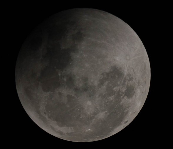 Diagram showing Rayleigh scattering during a lunar eclipse